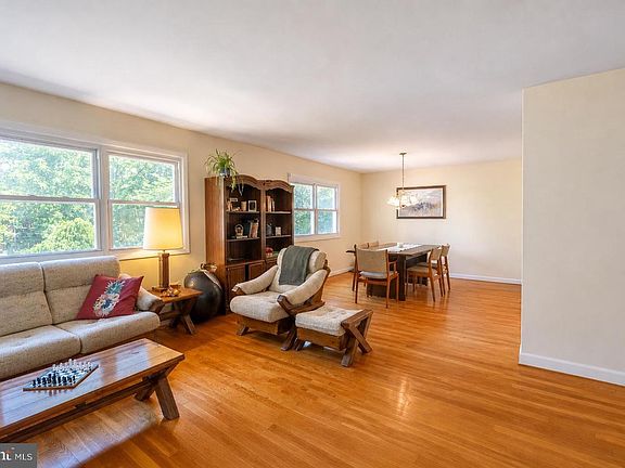 5th image of 2884 Glenora Ln