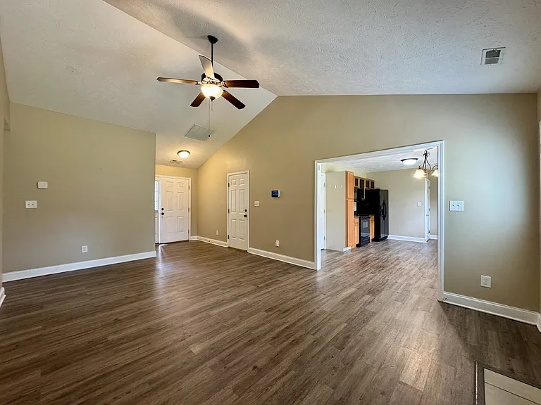 230 Hunters Creek Dr — Photo 4