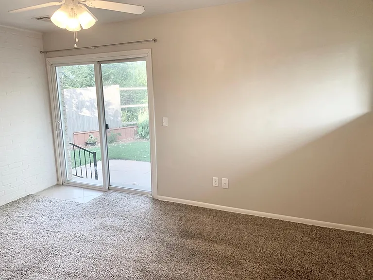 4616 N Harvey Pkwy — Photo 34