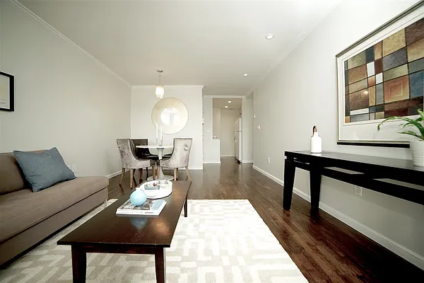 Sold by Urban Luxe | media 8