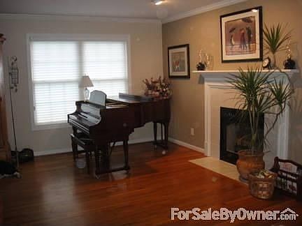 Living Room
						:
						Beautiful Living Room with Gas Fireplace