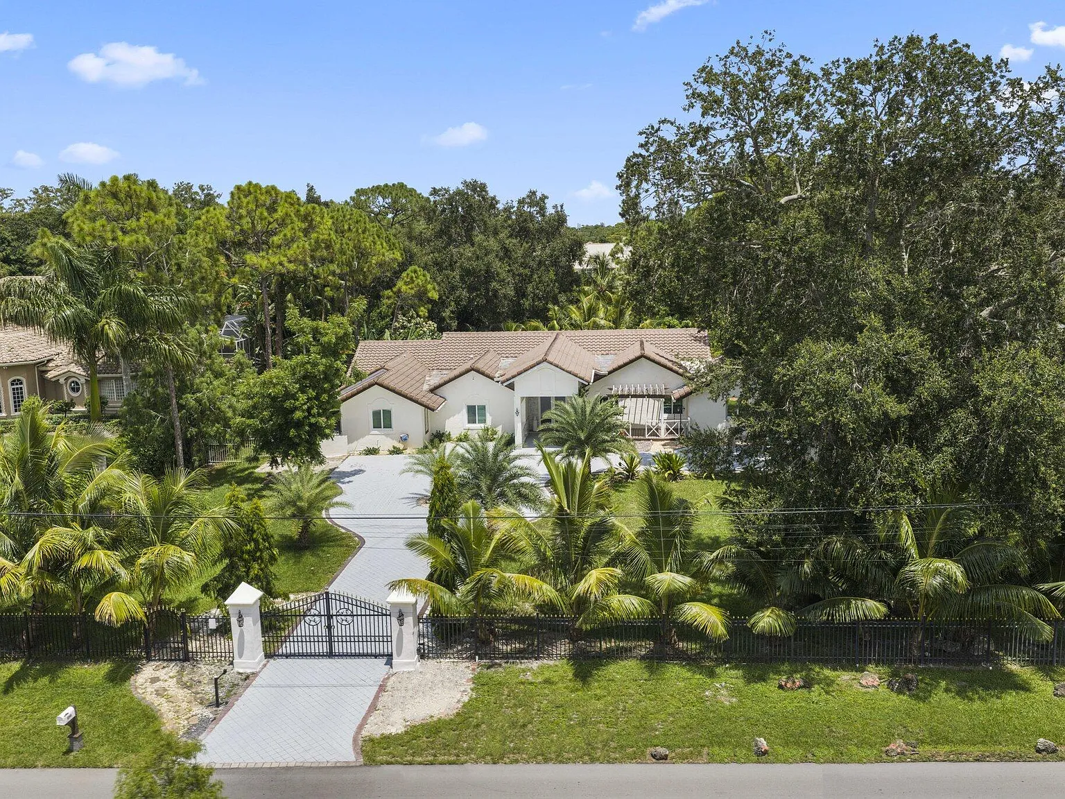 6 bed, 4.5 bath, 3583 sqft, $9,500 — Photo 3