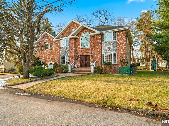 4th image of 49 Ross Ave