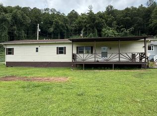 90 Book Dr, Whitesburg, KY 41858