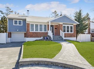 952 Briarcliff Rd, Westbury, NY 11590