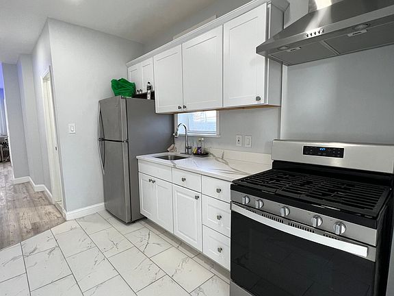 Kitchen (view 2)