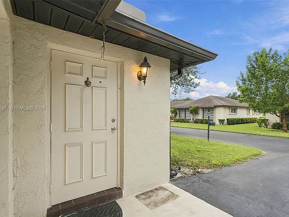 4th image of 4865 Equestrian Rd APT B