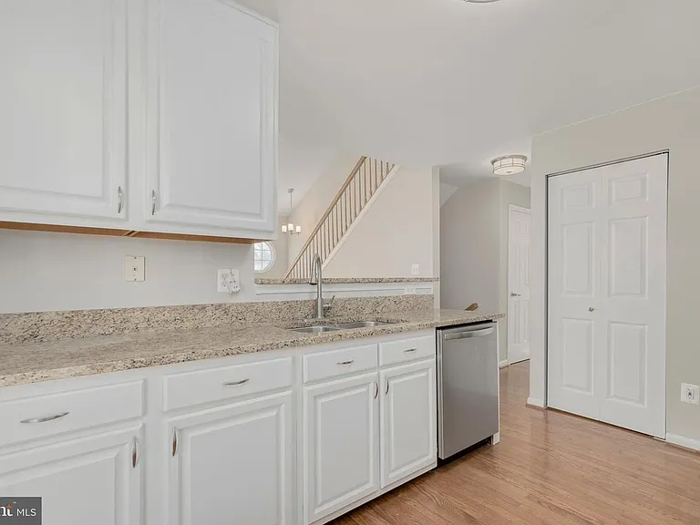 MODERN WHITE CABINETRY
