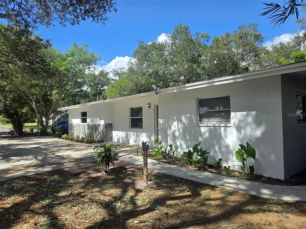 4 bed, 2.0 bath, 1654 sqft, $2,499 — Photo 4