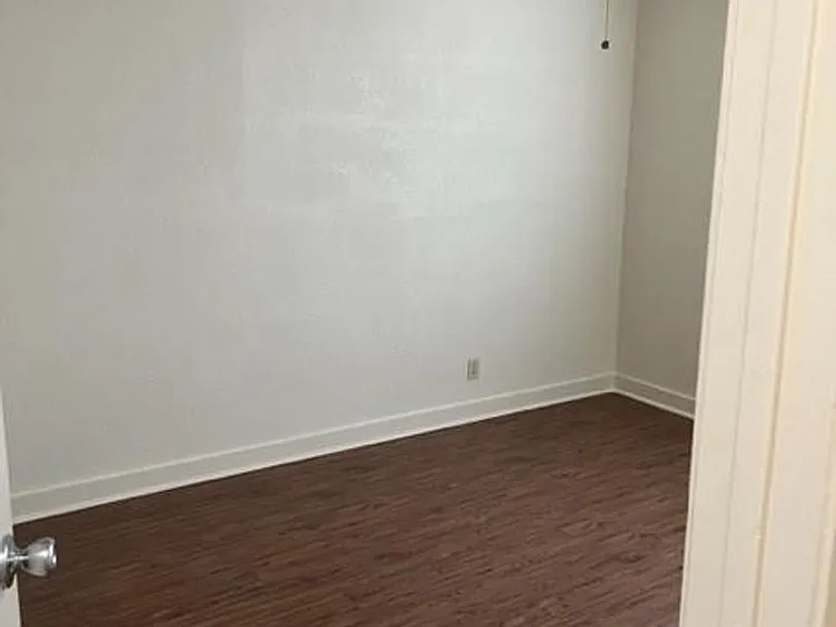 304 Algerita Dr — Photo 8