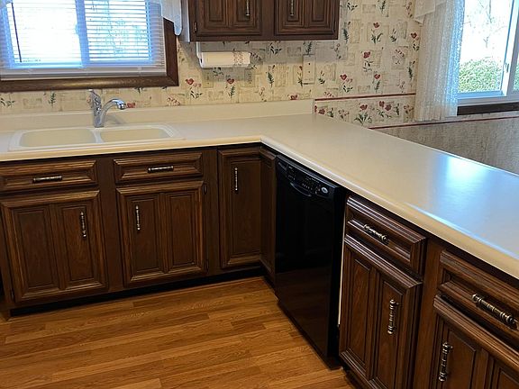 5th image of 3437 W Capitol Dr