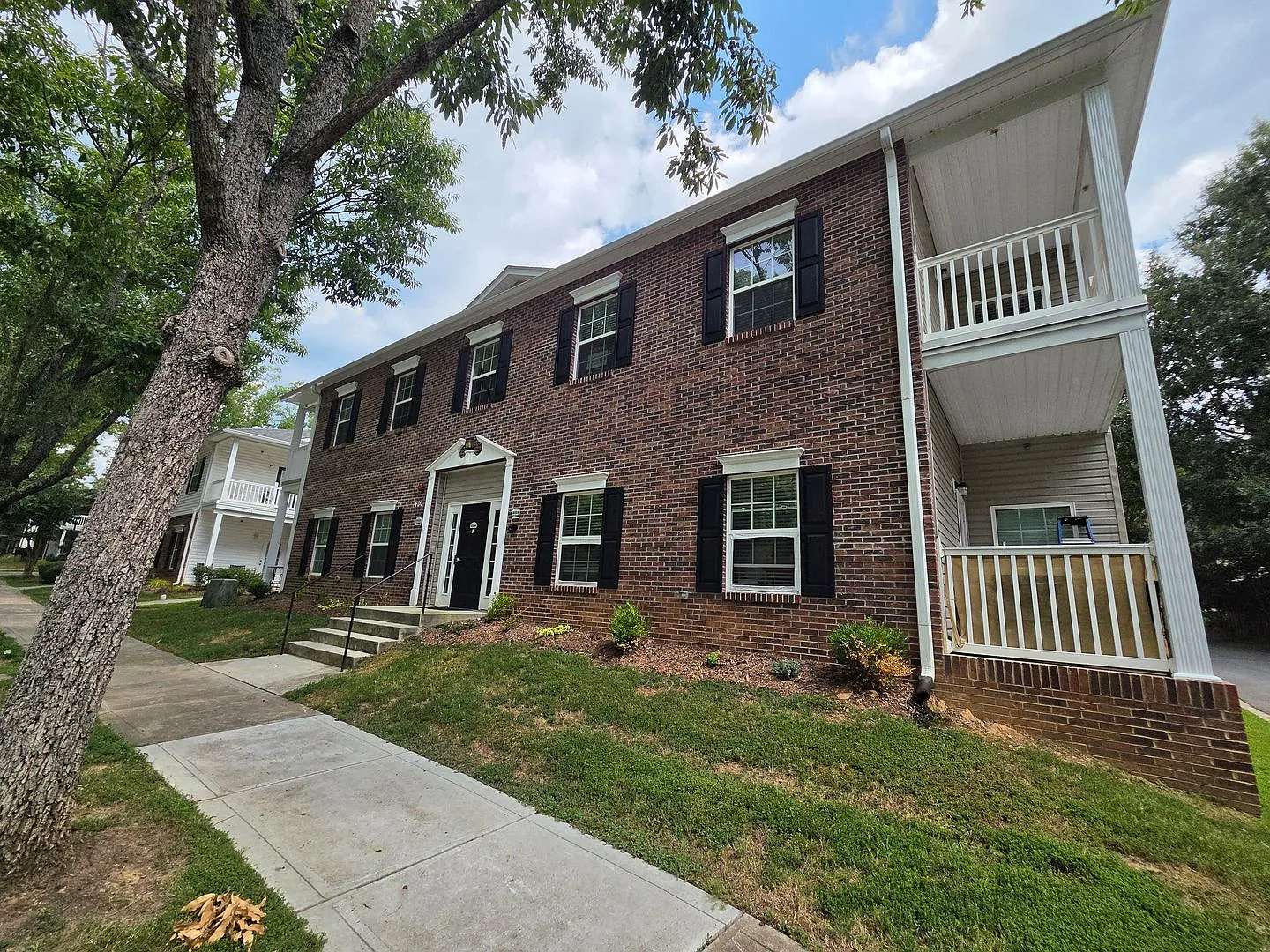 Beautiful 1 Bed/1 Bath Condo - Open Floor Plan - Large Kitchen - Covered Balcony - Community Pool... — Photo 1