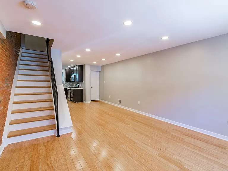 2208 Montrose St — Photo 2