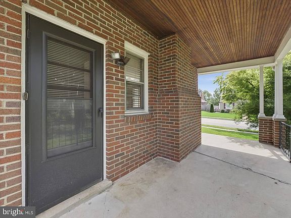 3rd image of 939 View St