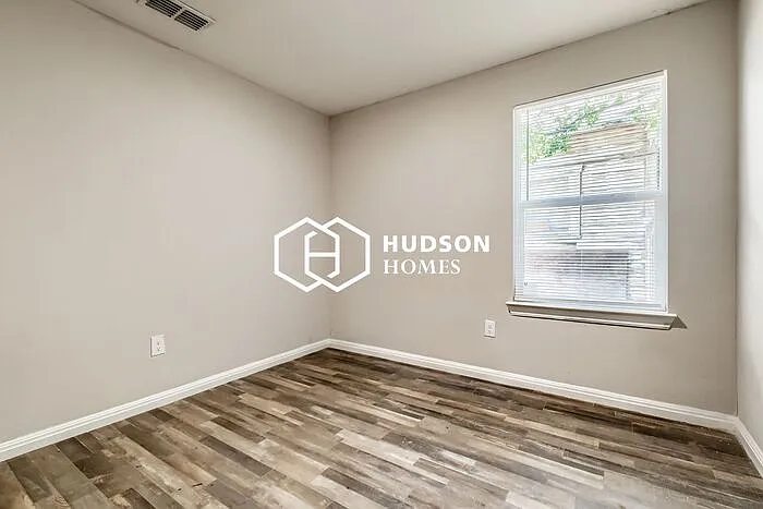 1320 Oak St — Photo 9