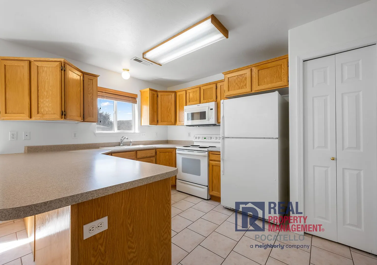 Beautiful 2 bed 2 bath twin home - 2 car garage — Photo 4