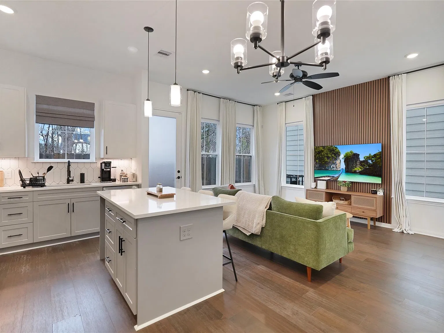 3 bed, 2.5 bath, 1474 sqft, $2,000 — Photo 3