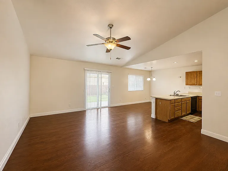 3290 N Vista Ave — Photo 6