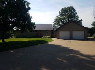 7379 Ridgeview Dr, Dubuque, IA 52003