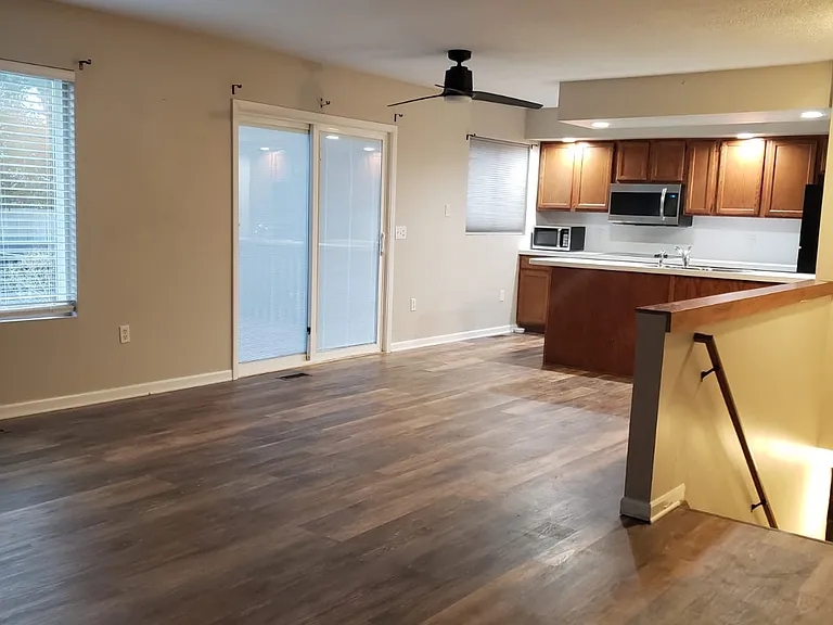 N Bridge St — Photo 1