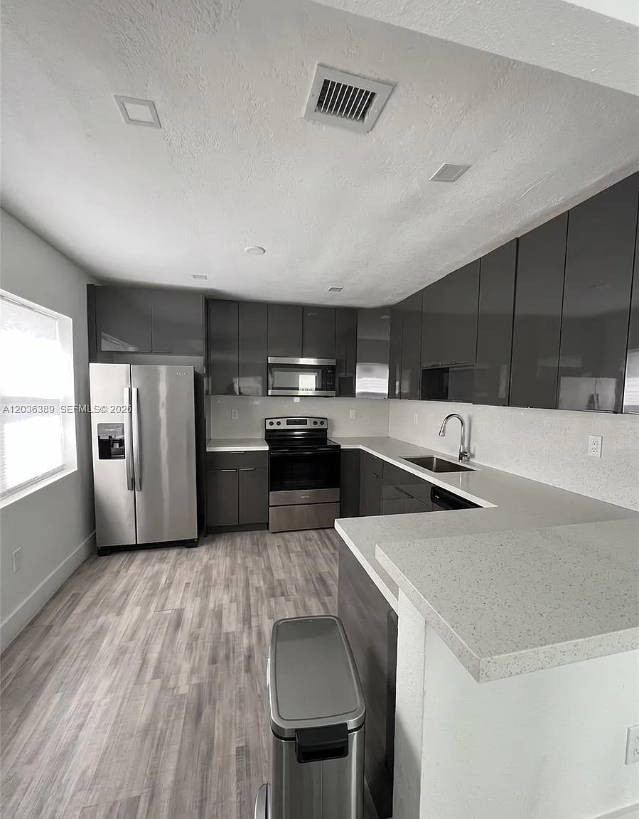 2 bed, 2294 sqft, $2,600 — Photo 2