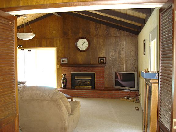 Huge Living Room w/gas fireplace