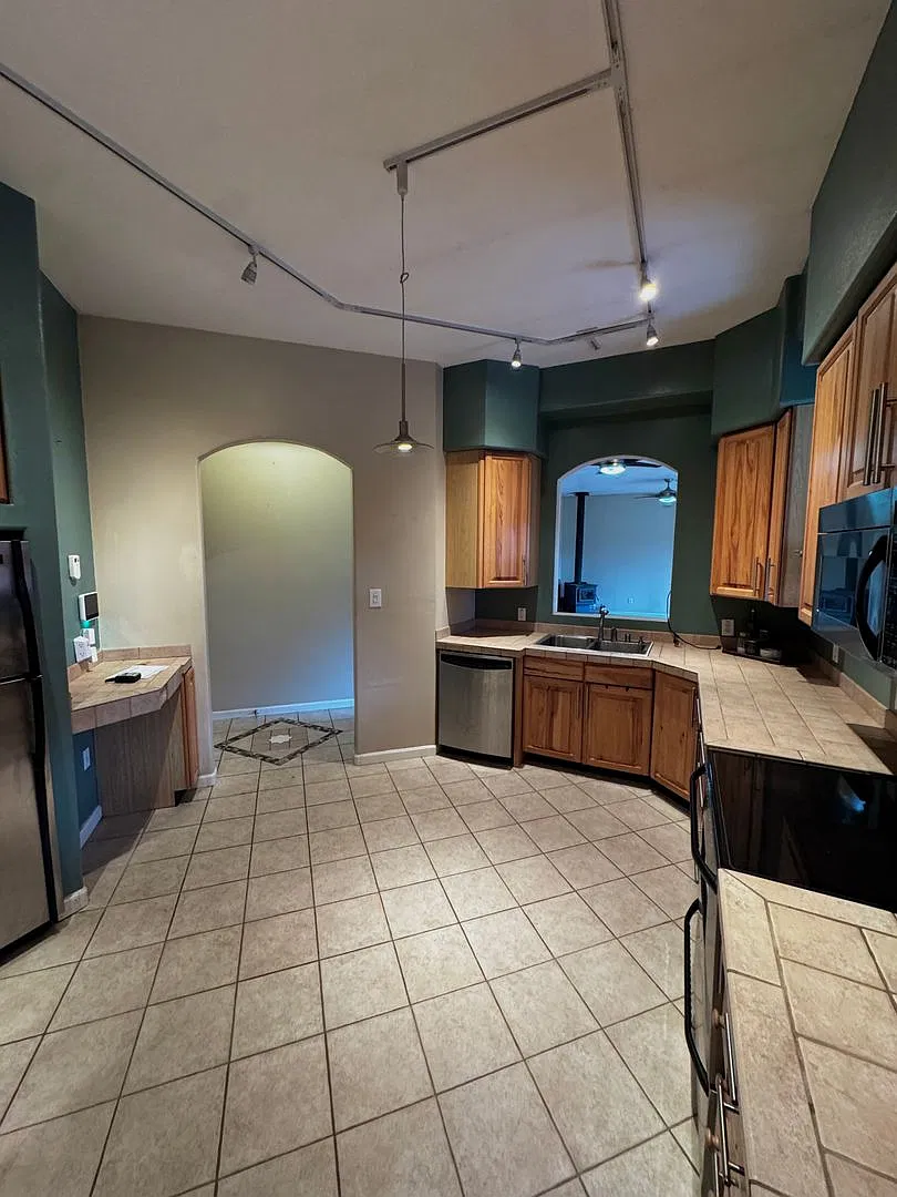 Spacious 2 bedroom home / Very pet friendly / 2 car garage / On city water — Photo 3