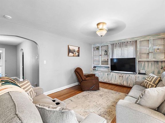 5th image of 1231 Maple Ave
