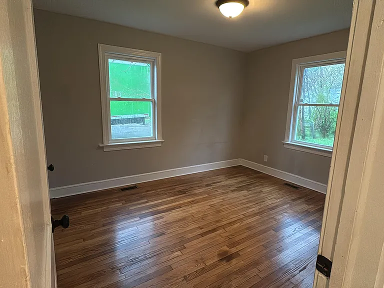 429 Henry St — Photo 3
