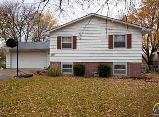 3207 SW Skyline Dr W, Topeka, KS 66614