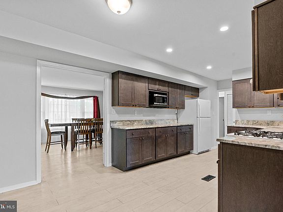 5th image of 2802 Farris Ln