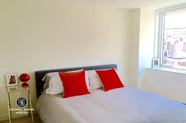 Rented by Coldwell Banker Warburg | media 10