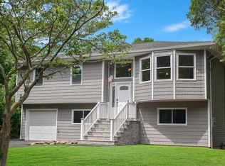 8 Strafford St, Mastic, NY 11950