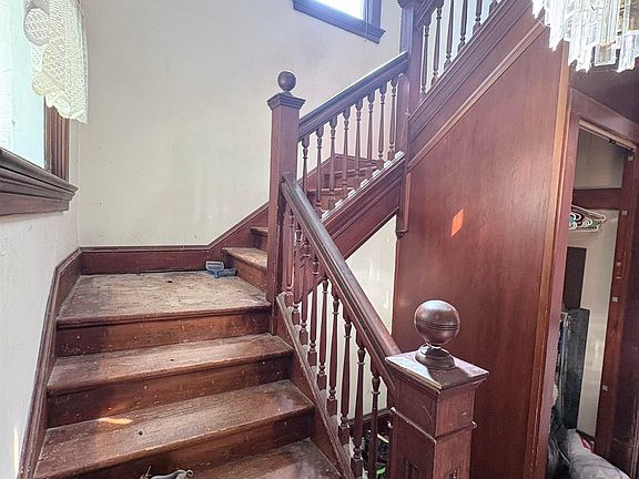 3rd image of 556 Chester Ave