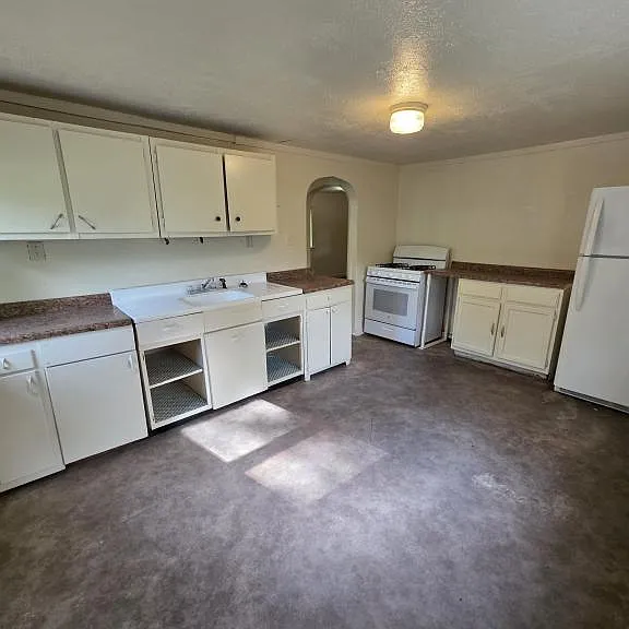 604 1/2 E Superior St — Photo 1
