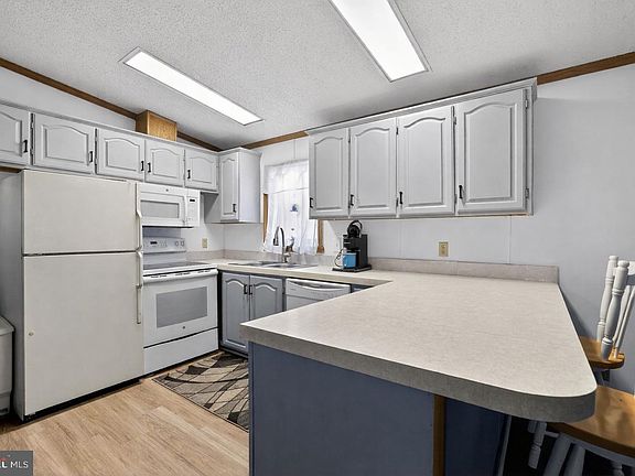 2nd image of 14 Holiday Ave