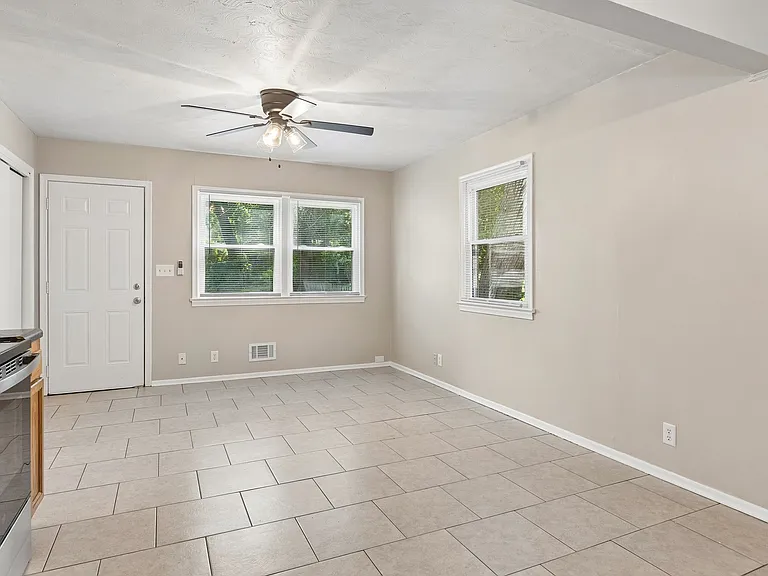3915 Crown Point Ave — Photo 10