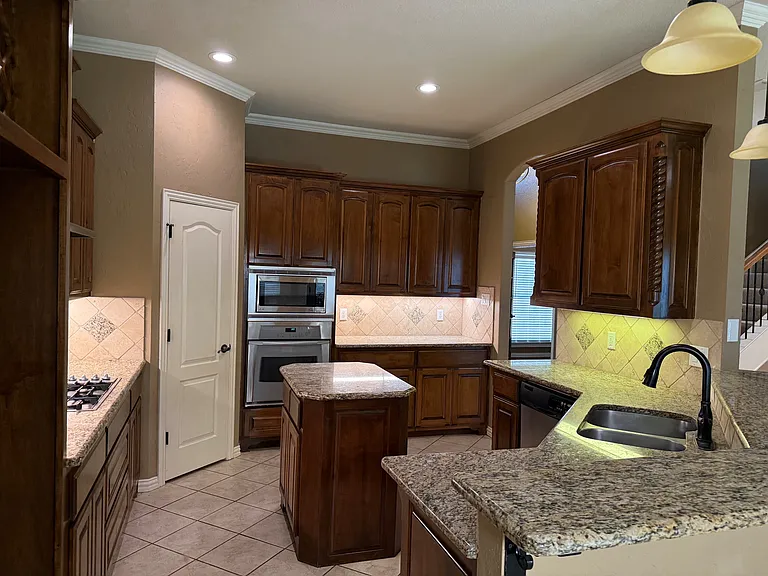 2207 Canterbury Dr — Photo 9