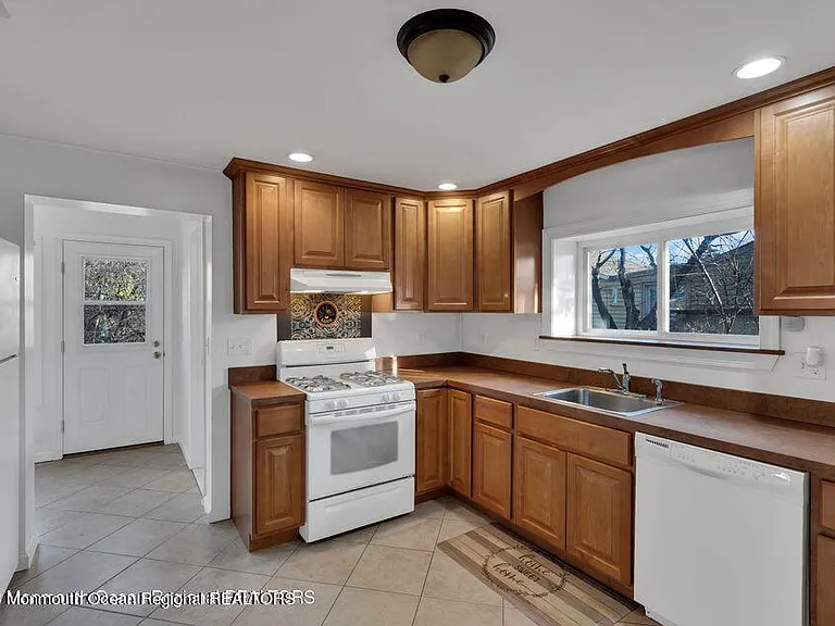 1708 Lake Dr — Photo 27