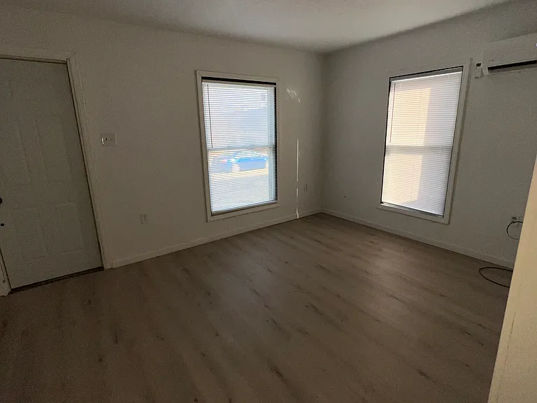 1011 Hudson Ave #1 — Photo 6