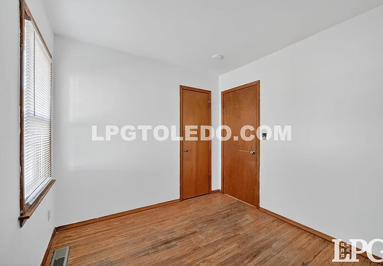 1525 Akron St — Photo 21