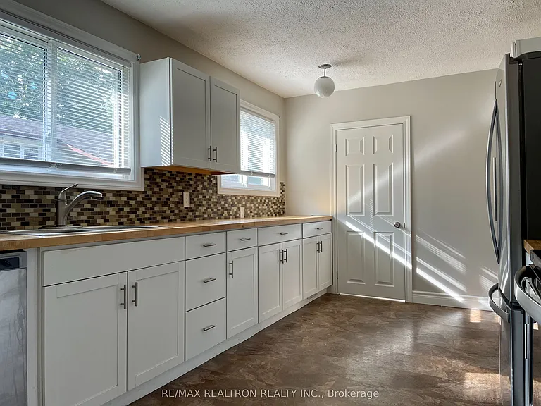 796 Arnold Cres #MAIN — Photo 8