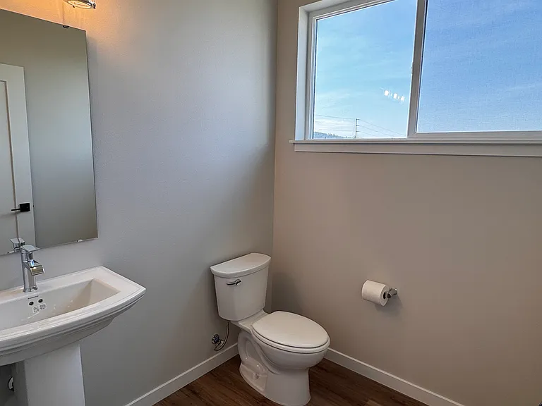 896 E Railroad Ave — Photo 7