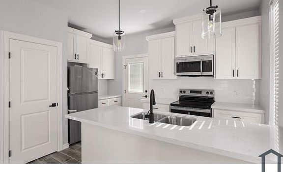 4th image of 404 N Onyx Ave