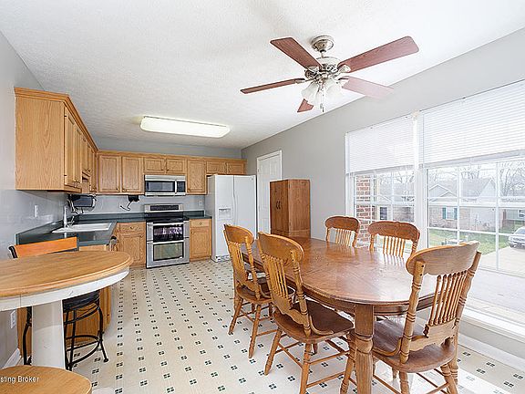 5th image of 218 Woodfield Cir