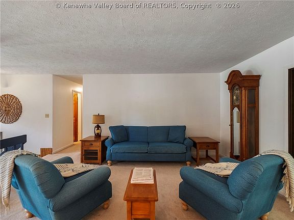 4th image of 10 Barberry Ln
