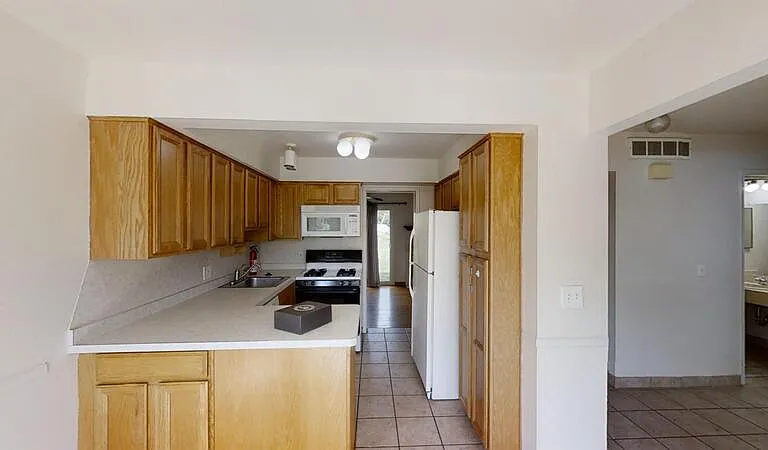 2824 Page Ave #ENTIRE — Photo 2
