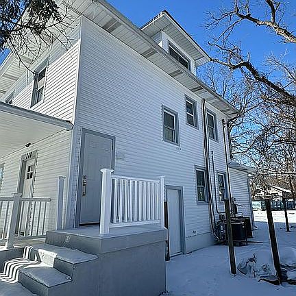 3rd image of 118 N Riley Ave