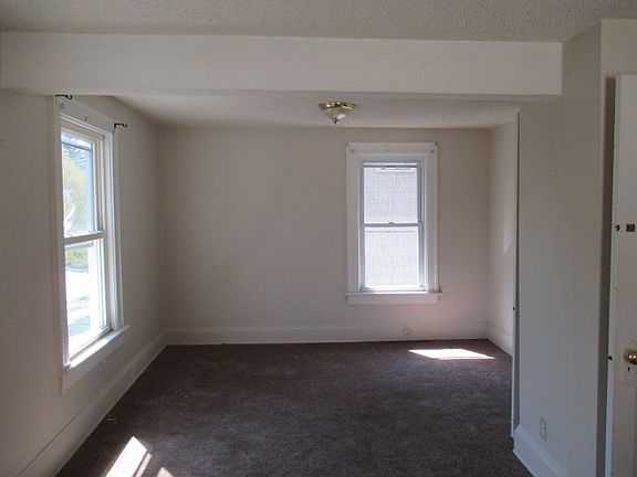 3rd image of 81 E Archwood Ave