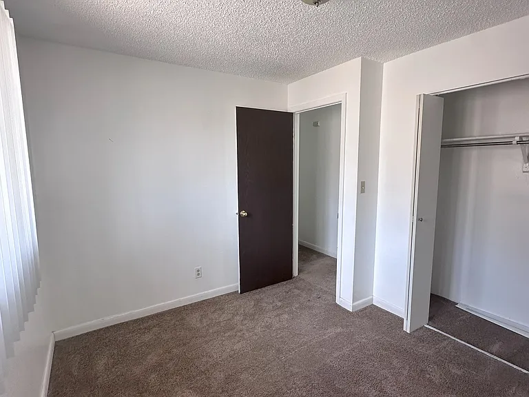 1627 W Maple St — Photo 10
